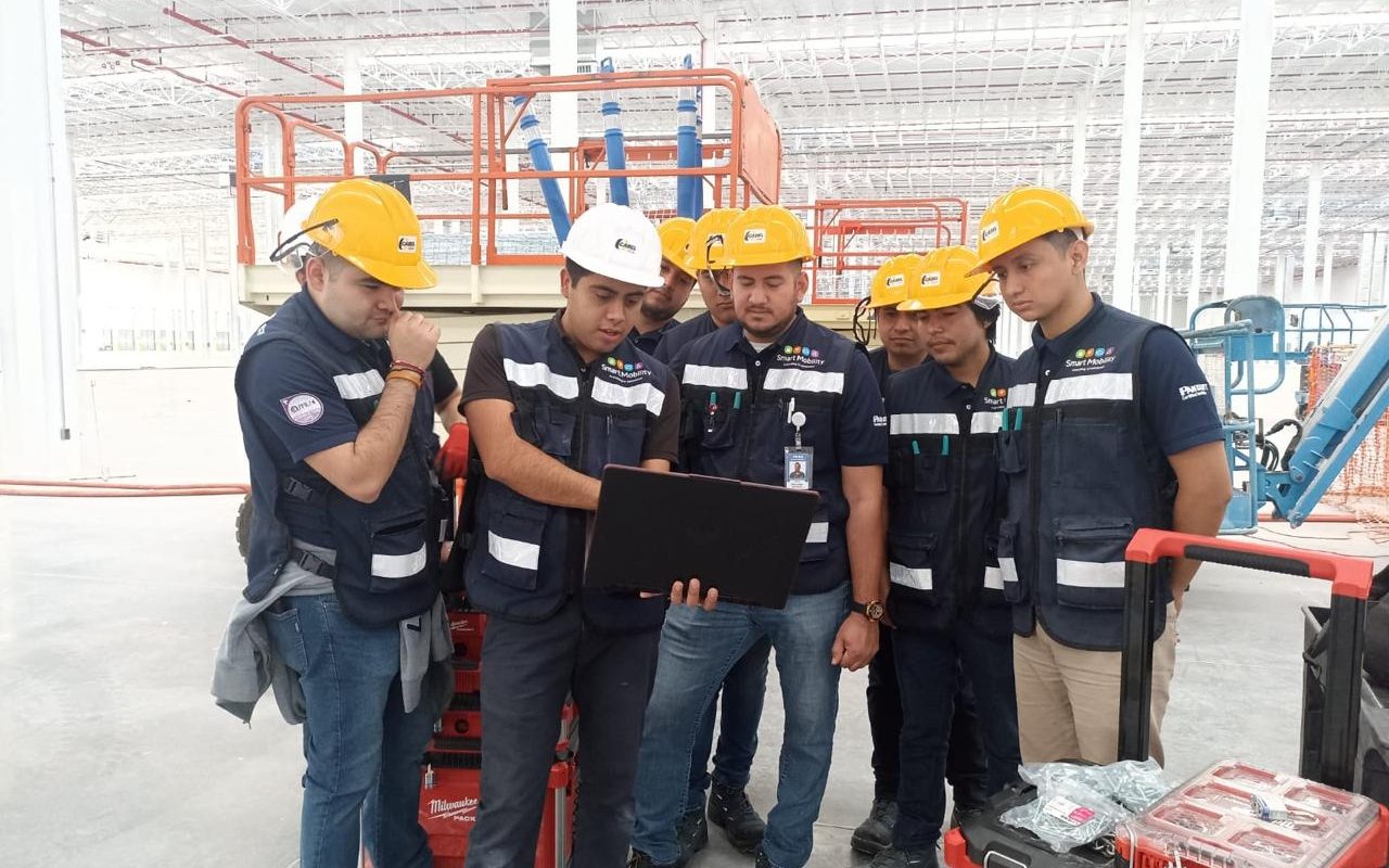 Equipo de ingenieros de SME Consulting revisando un plano en obra