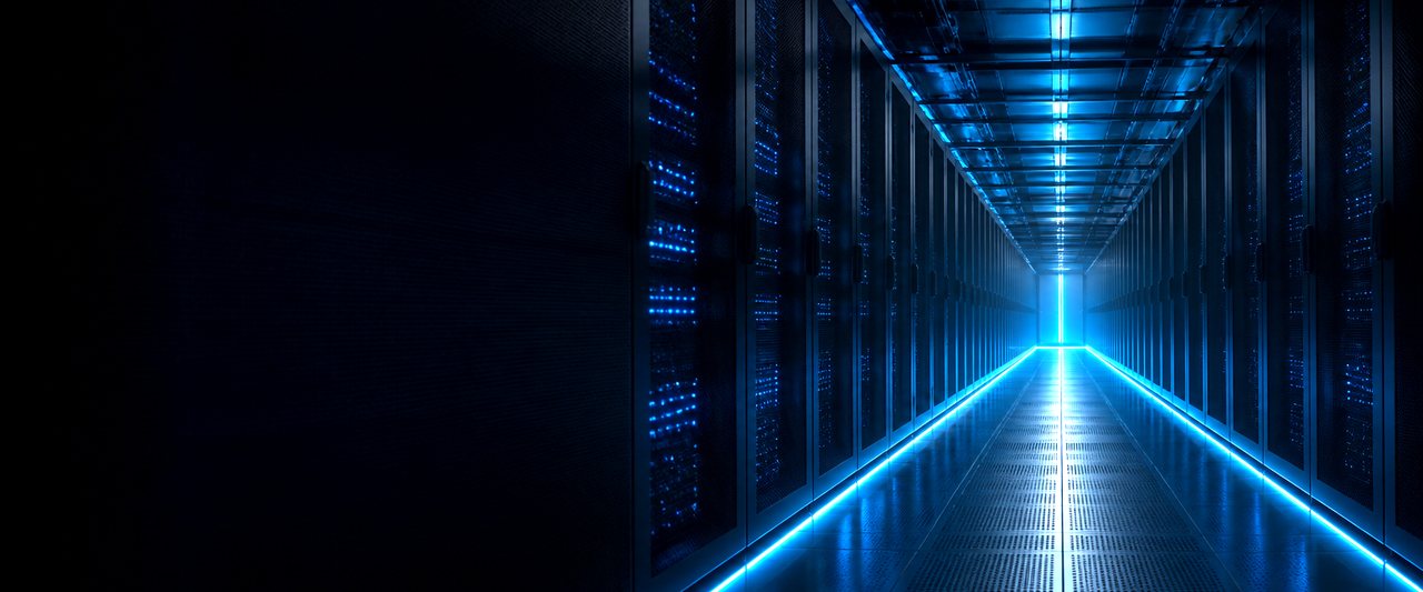 Pasillo de centro de datos con racks iluminados