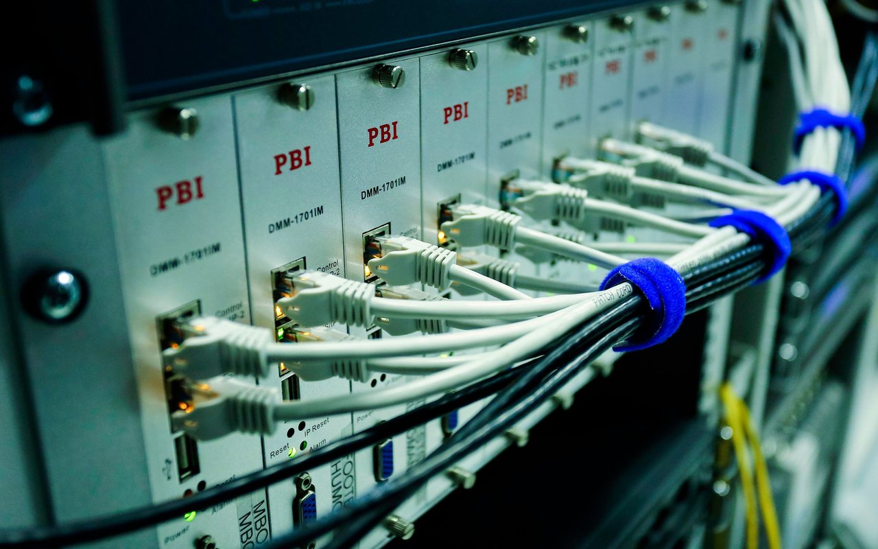 Switch de red con cables ethernet conectados en el centro de datos