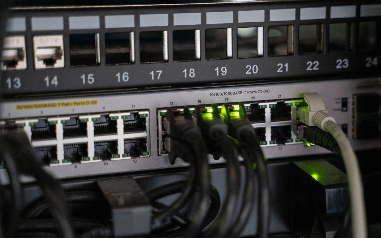 Gabinete de comunicaciones con equipo de red y cables conectados