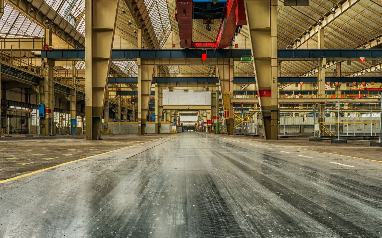Nave industrial en ampliación con estructura metálica y grúa puente