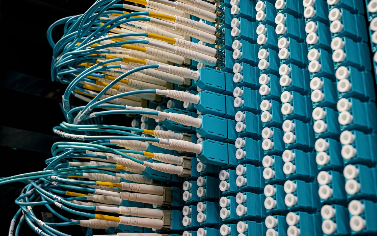 Patch panel de fibra óptica con cables conectados y etiquetados