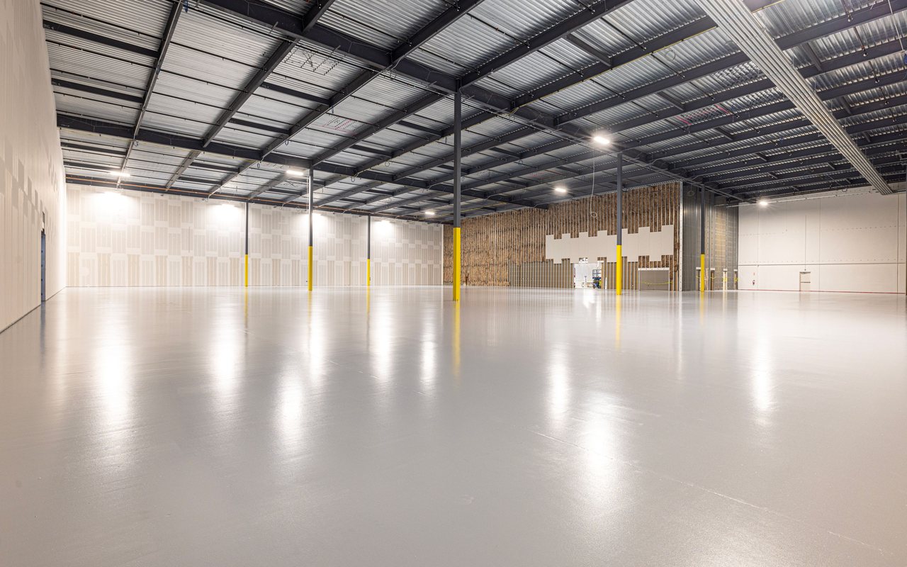 Nave industrial nueva y vacía, lista para recibir cableado estructurado